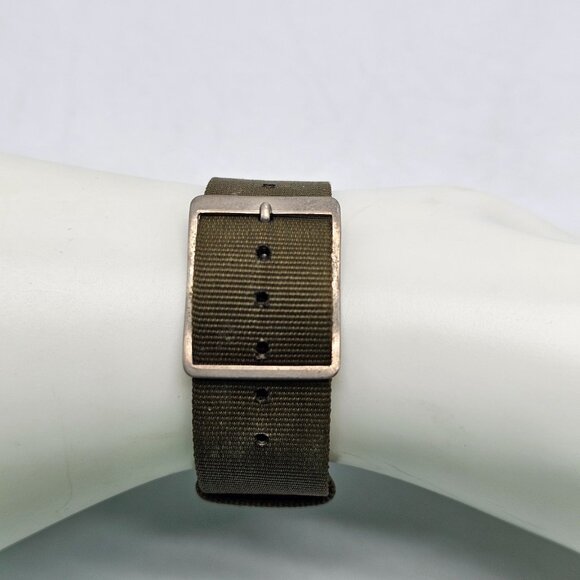 Timex Indiglo Mens Watch With Olive Green Nylon Strap & Stainless Steel Back - Picture 2 of 5